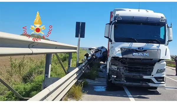 Incidente stradale SS106 a Isola di Capo Rizzuto: un morto e quattro feriti, intervento dei Vigili del Fuoco