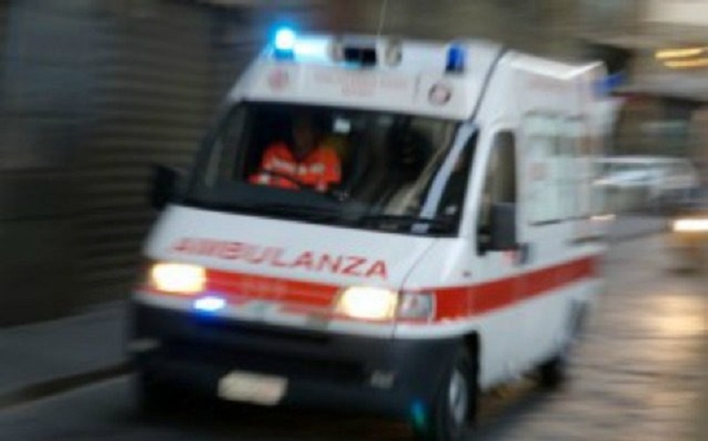 Muore in ambulanza durante il trasferimento: denuncia per ritardi