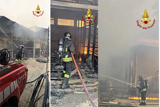 Incendio ad Acri: in fiamme un capannone per la lavorazione di infissi.