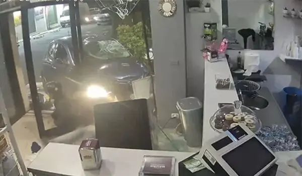 Auto si schianta contro un bar a Reggio Calabria: cinque feriti, uno in gravi condizioni