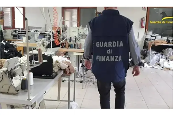Caporalato nel vapoletano: fabbrica sequestrata dai finanzieri